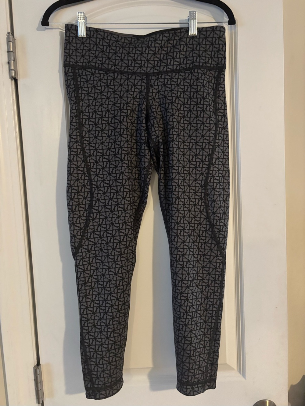 Vineyard Vines Gray/Black Reversible Active Leggings Camo & Whale Pattern Small